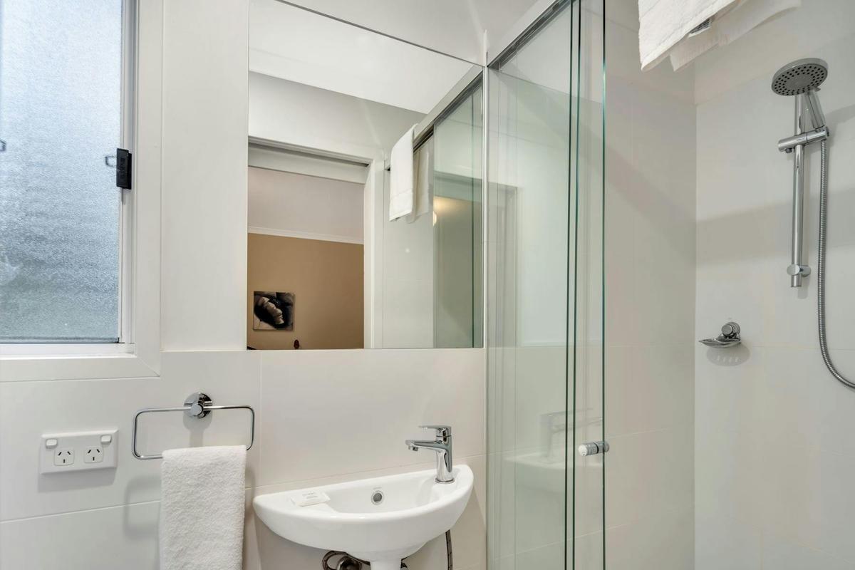 1 Bedroom Cottage Bathroom