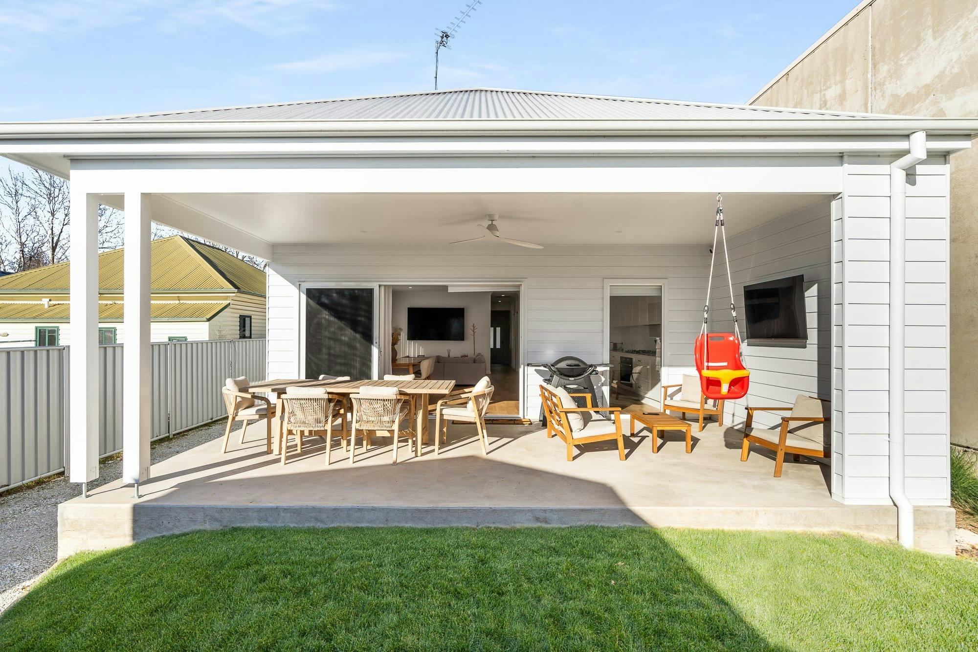 Outdoor Dining at Ivory Cottage