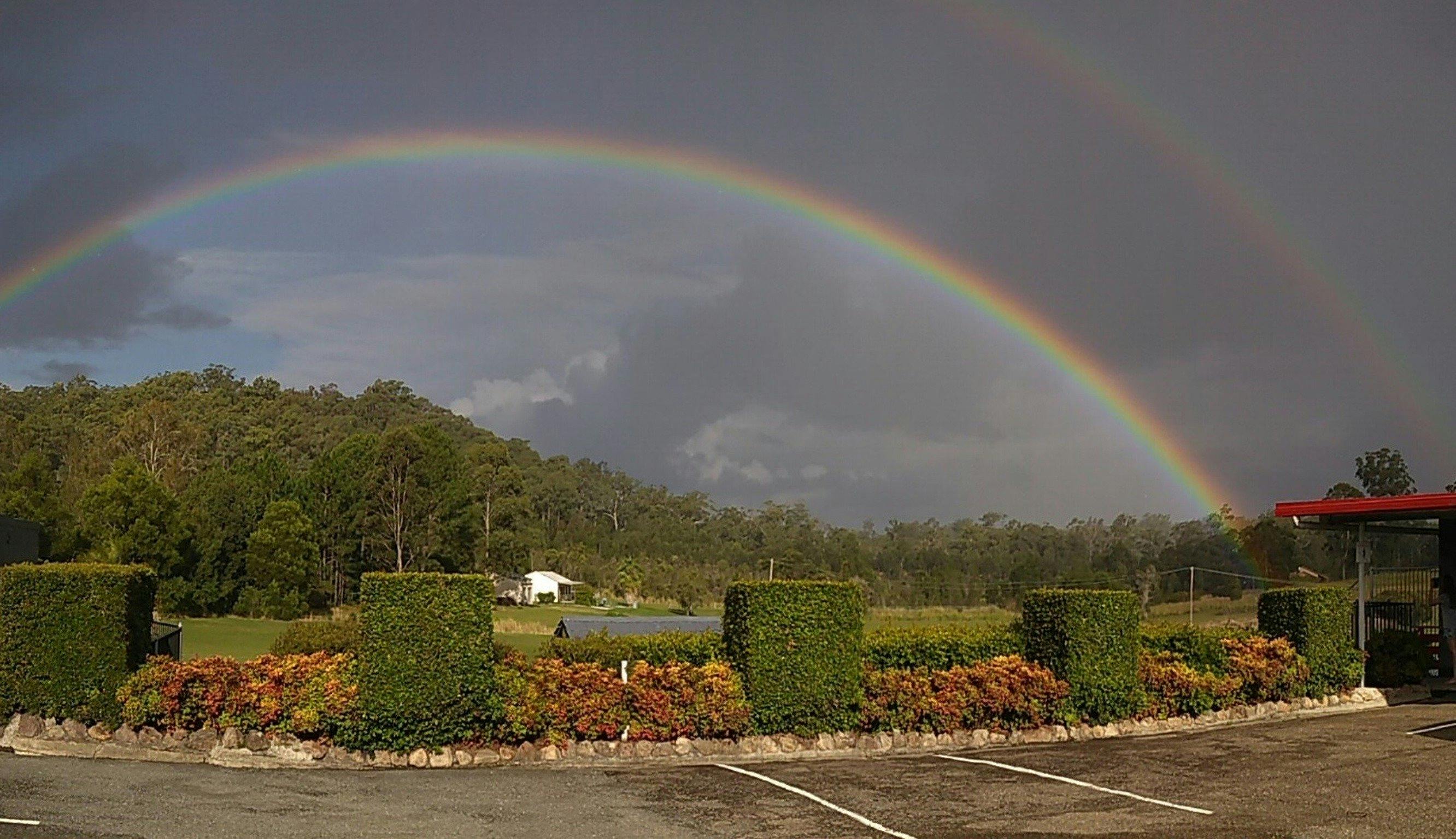 Kew Motel Rainbow In Backyard