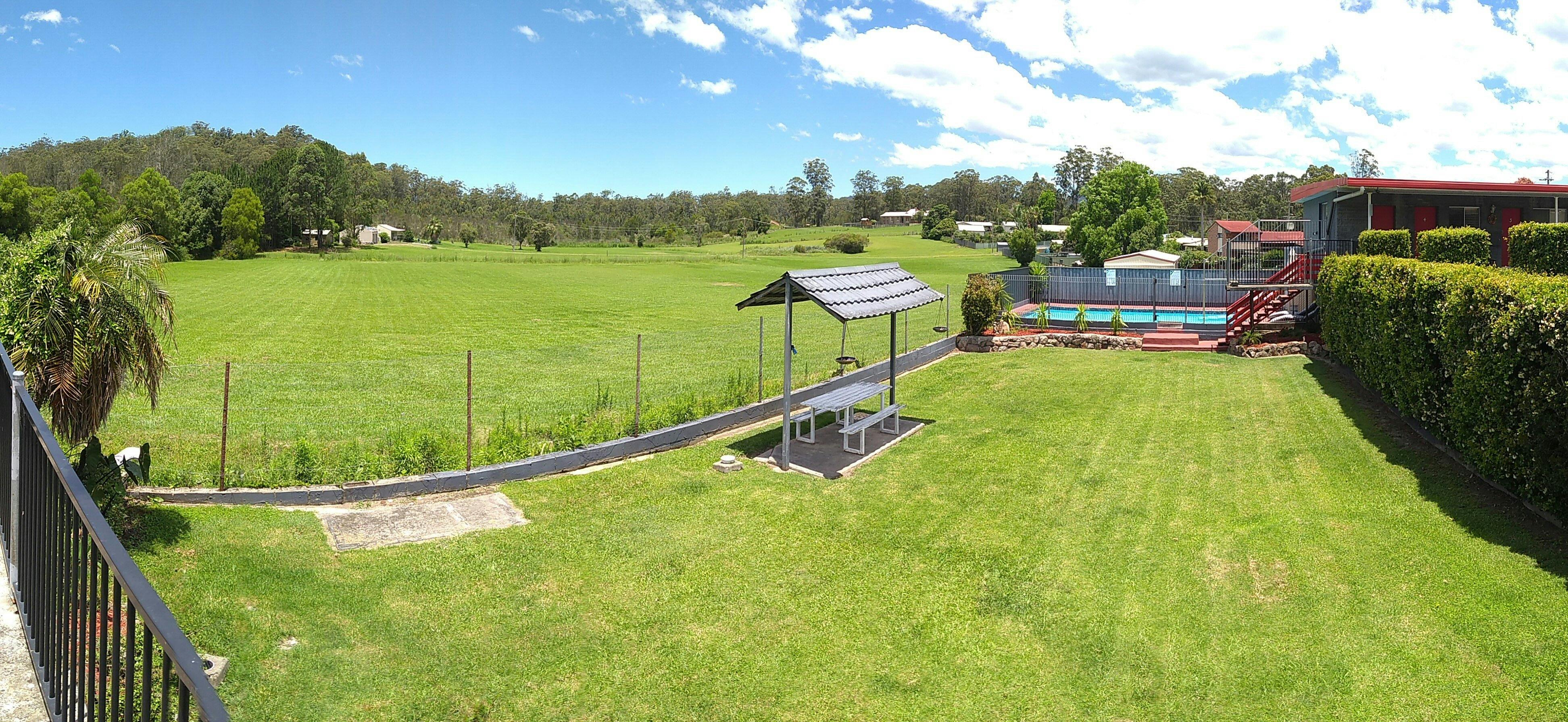 Kew Motel Back Lawn Pool Area