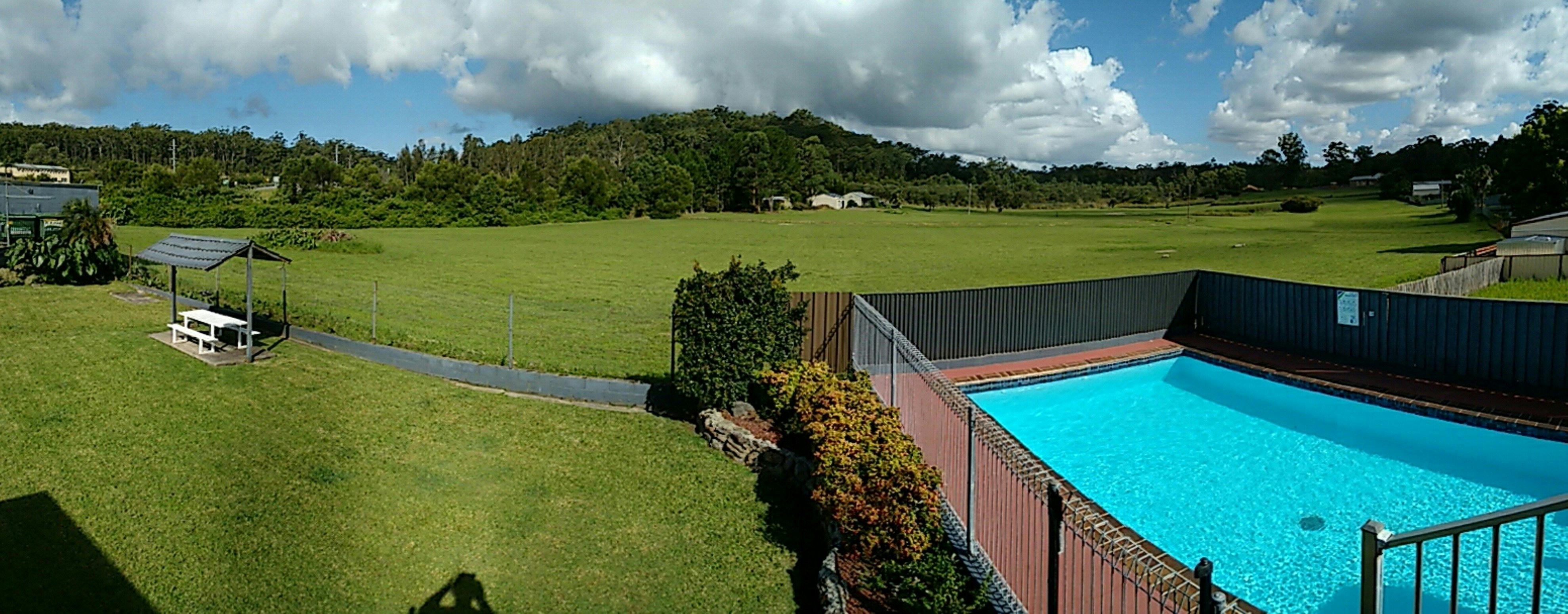 Kew Motel Lawn, Pool