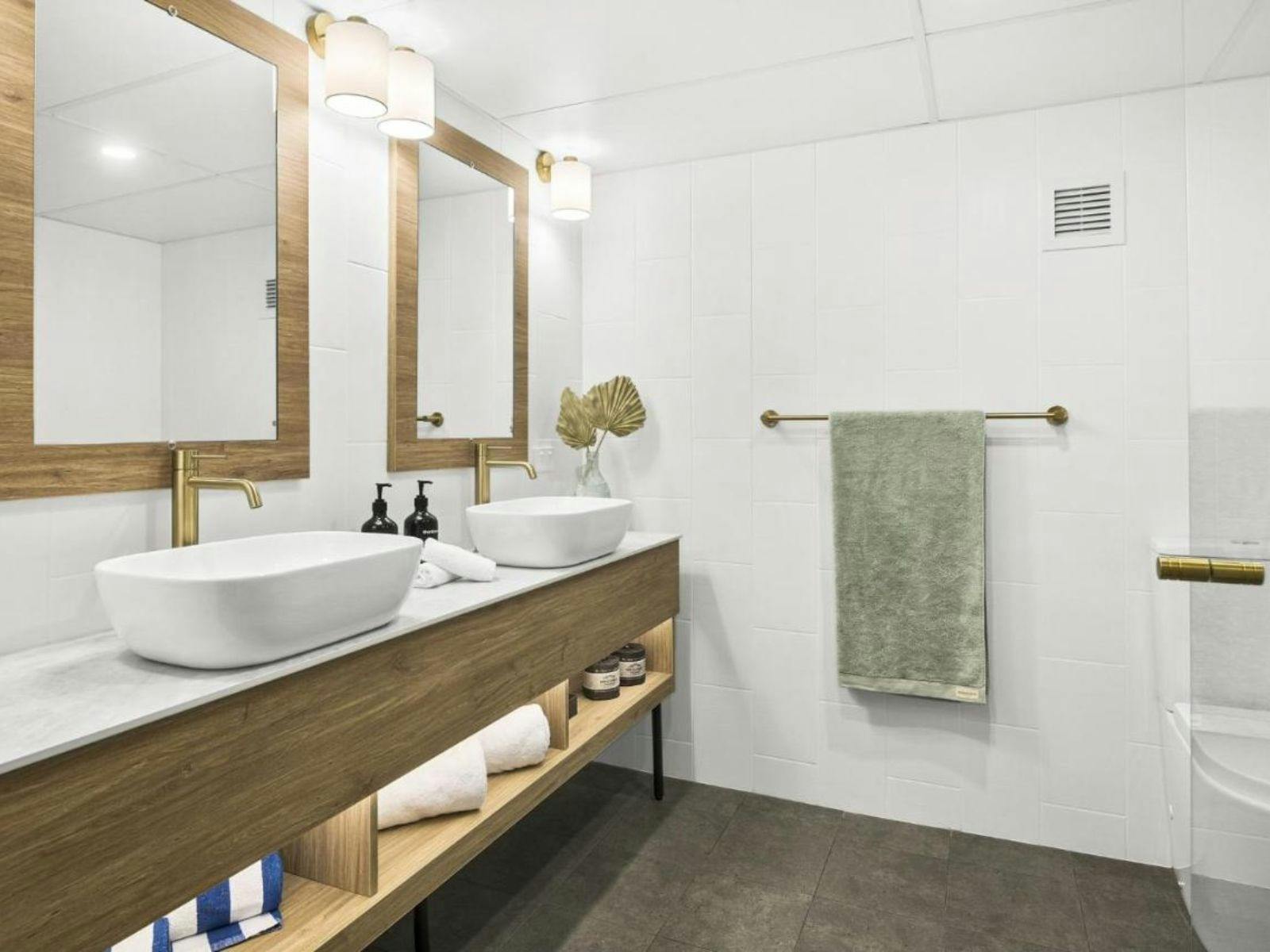 Deluxe King Bathroom