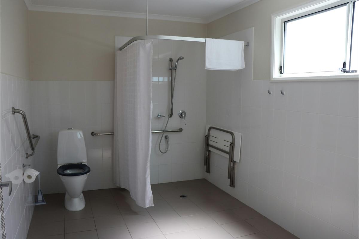 Wilson cabin - accessible bathroom