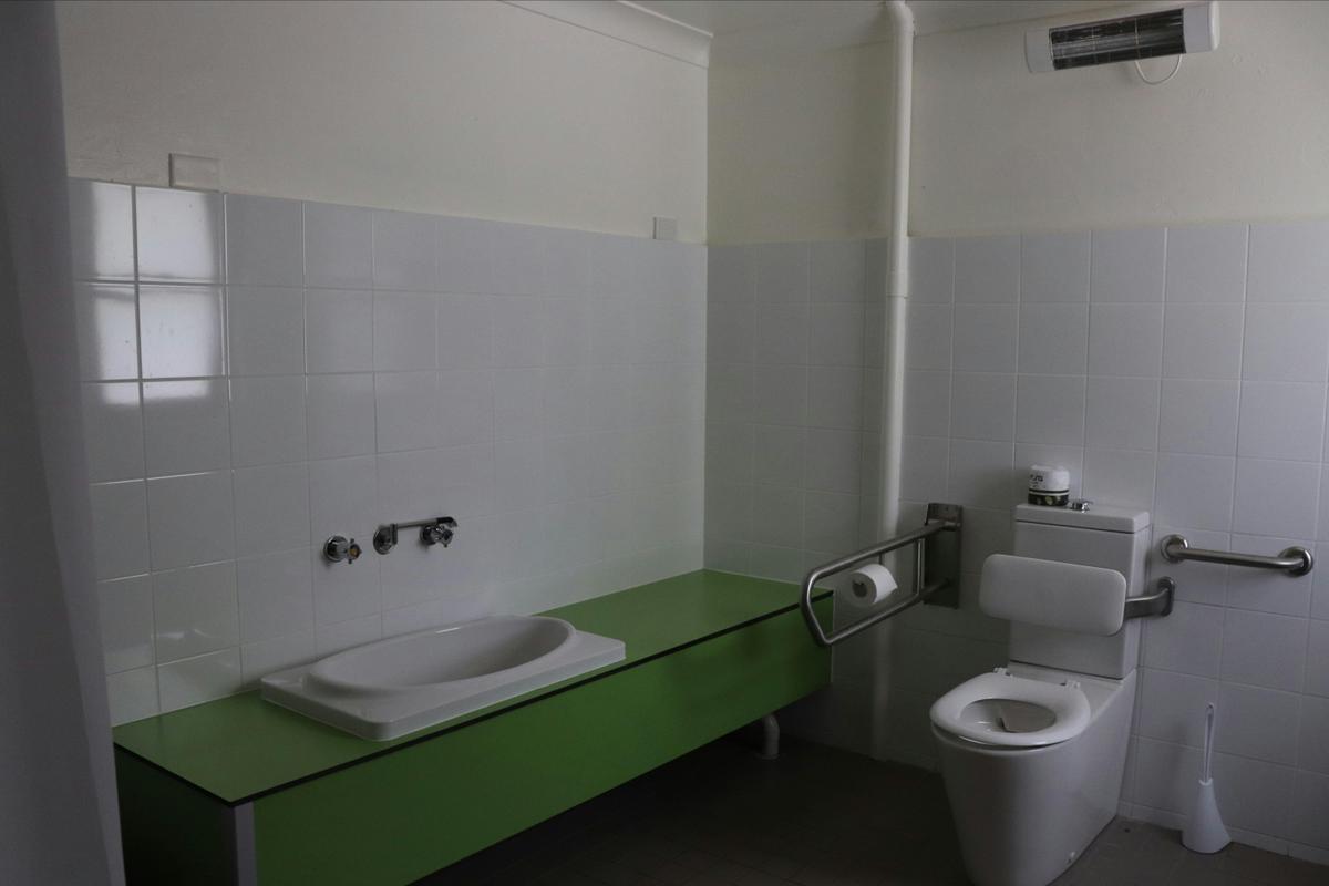 Accessible/babies bathroom - Katoomba Falls Tourist Park amenities block