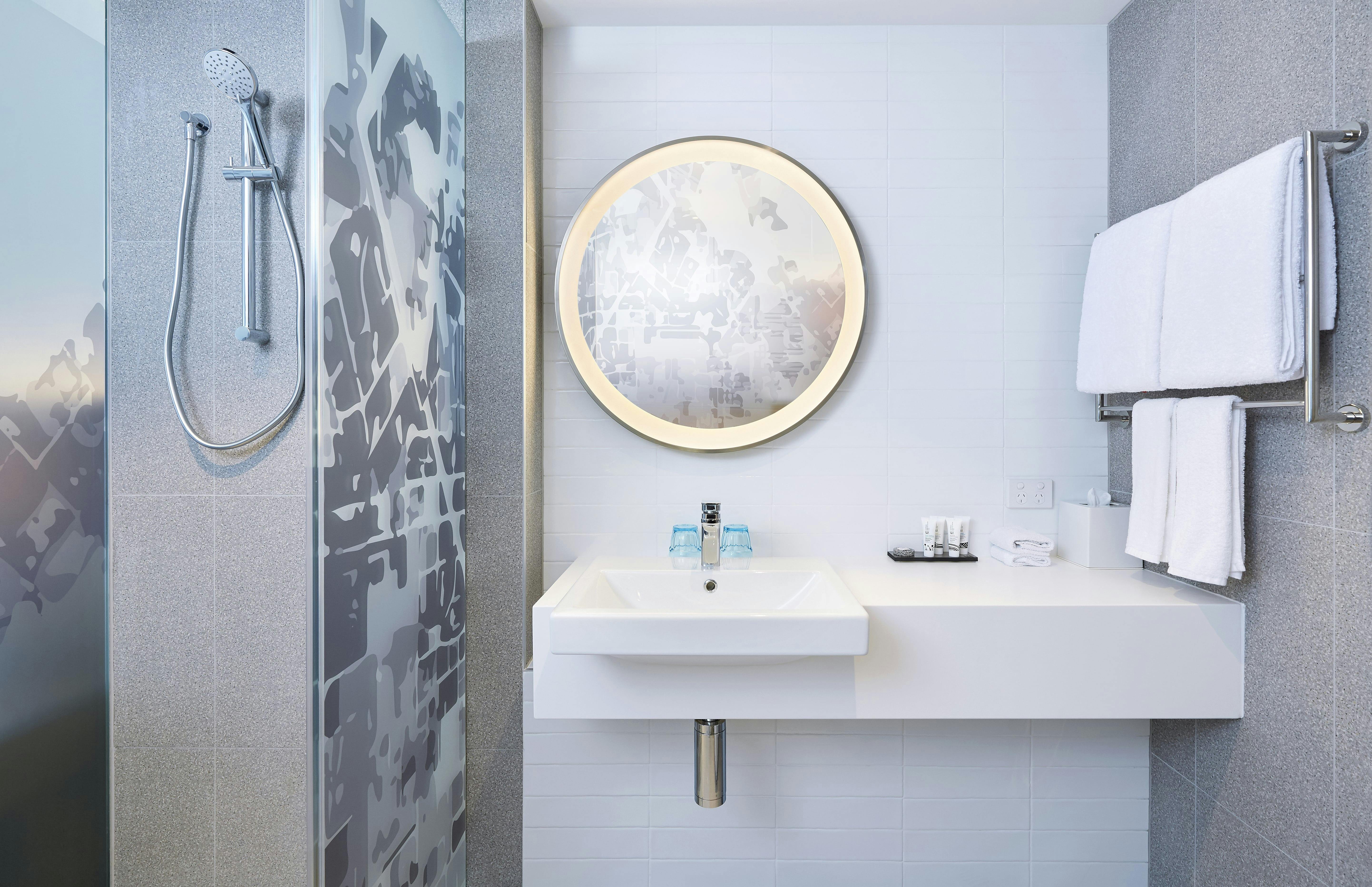 Queen Standard Bathroom