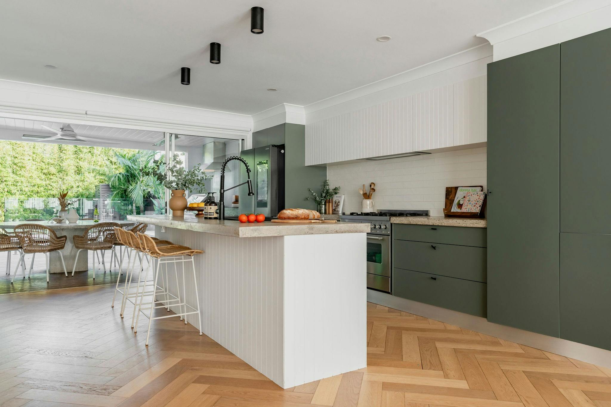 Indio Huskisson - Entertainers kitchen!