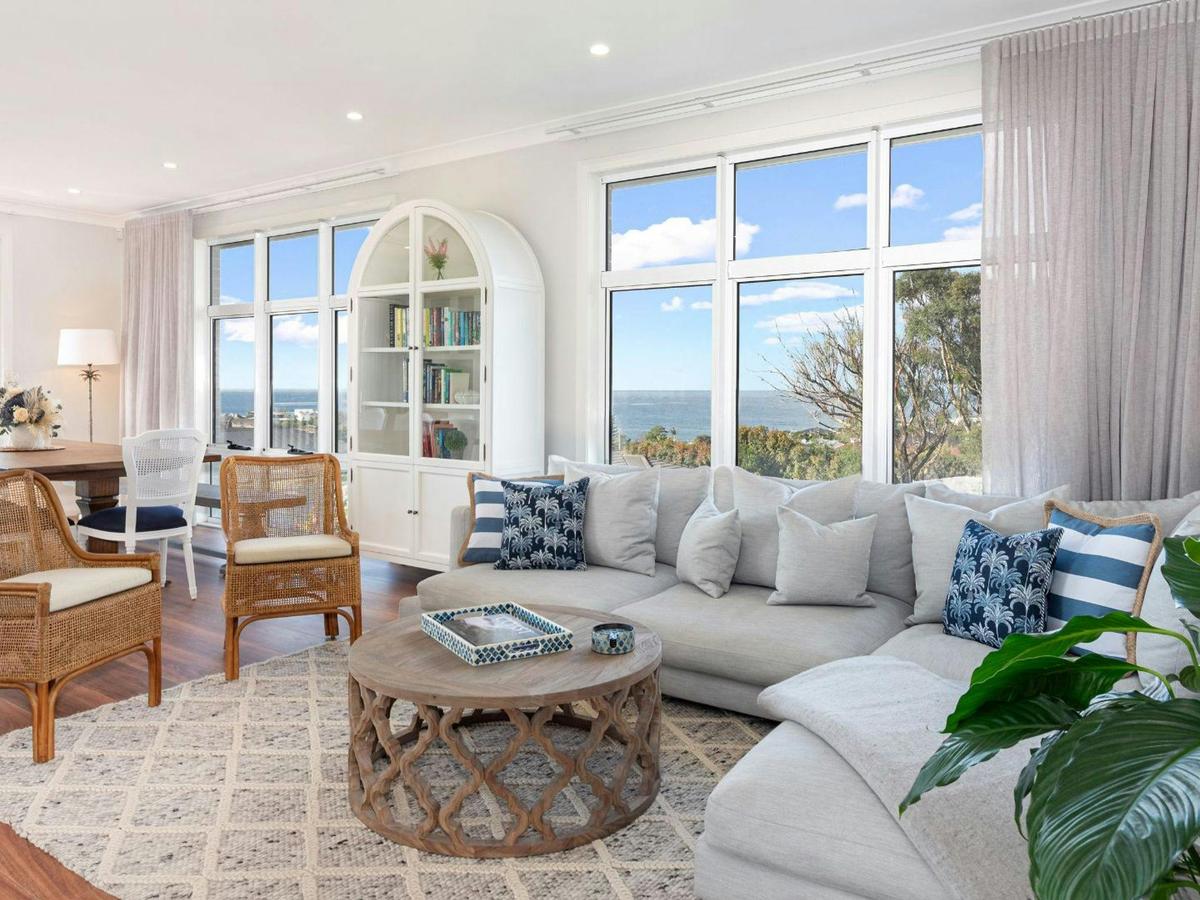 Kiarama | Living room | Dining room | Electric fireplace | Views