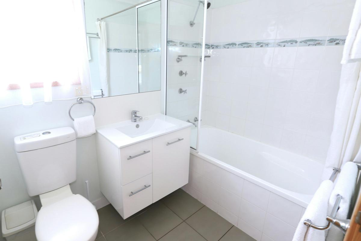 Lakeside Cabin - bathroom