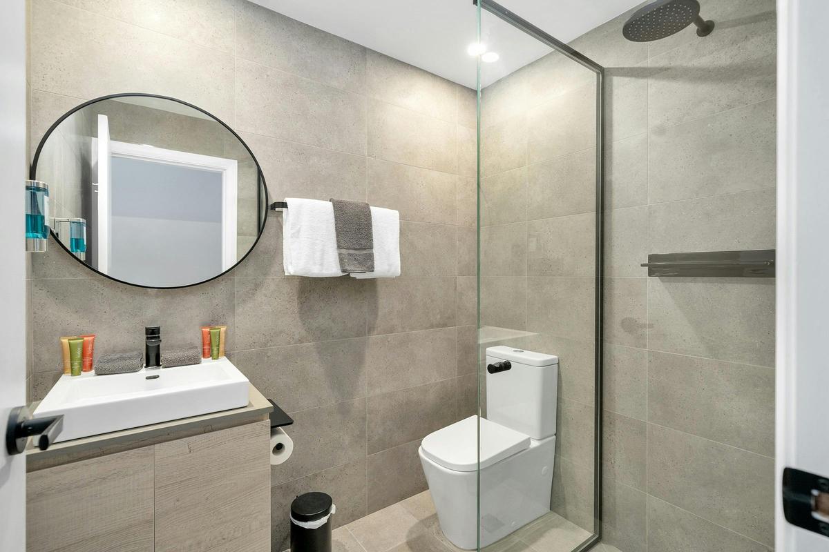 King Deluxe Bathroom