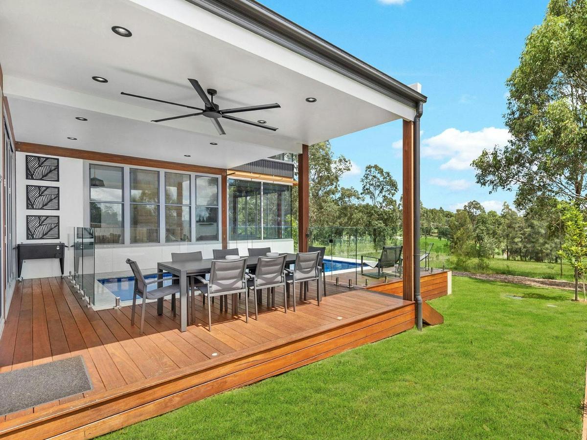 Jacoru On 3 outdoor dining area and BBQ area