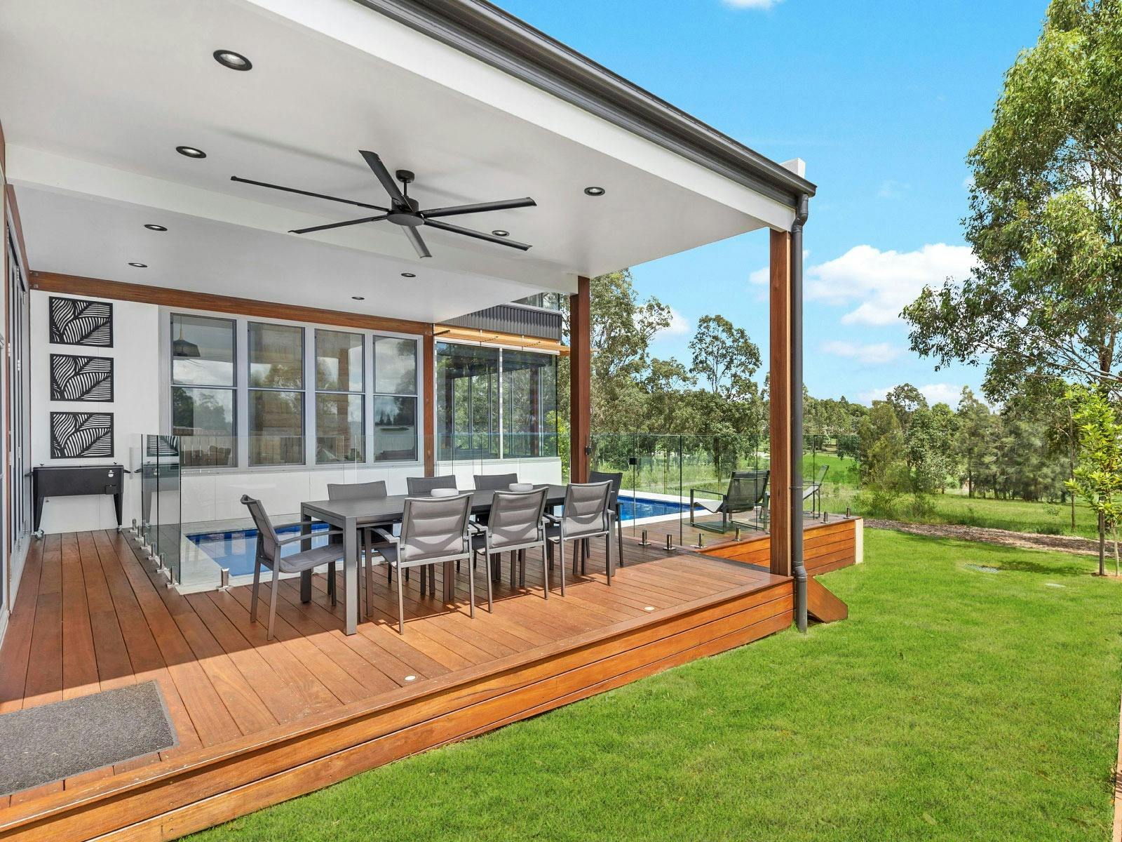 Jacoru On 3 outdoor dining area and BBQ area