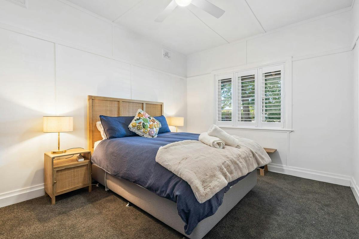 Queen Bedroom at Johnno's Cottage