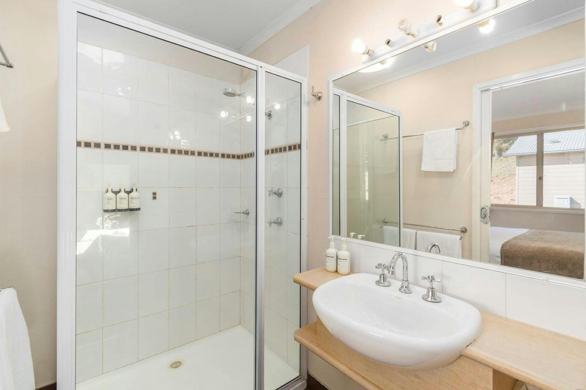 2 Bedroom Beachfront Villa - 5b Bathroom