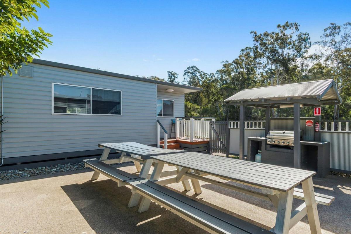 2 Bedroom Creekfront Cabin Courtyard