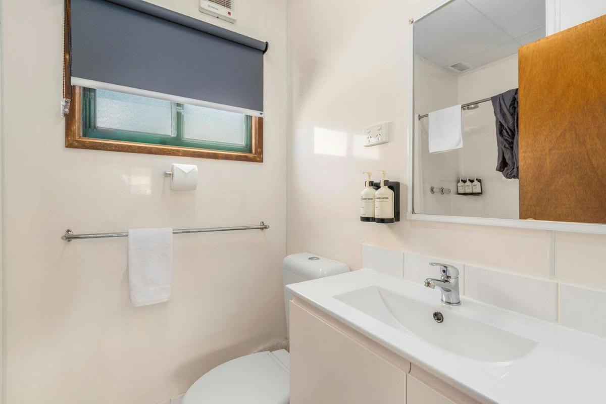 2 Bedroom Beachfront Cabin Bathroom