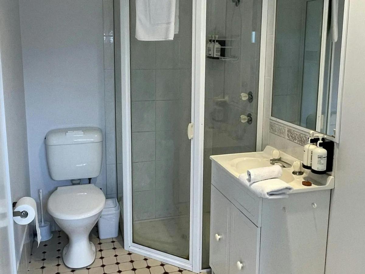 Studio Cabin Bathroom