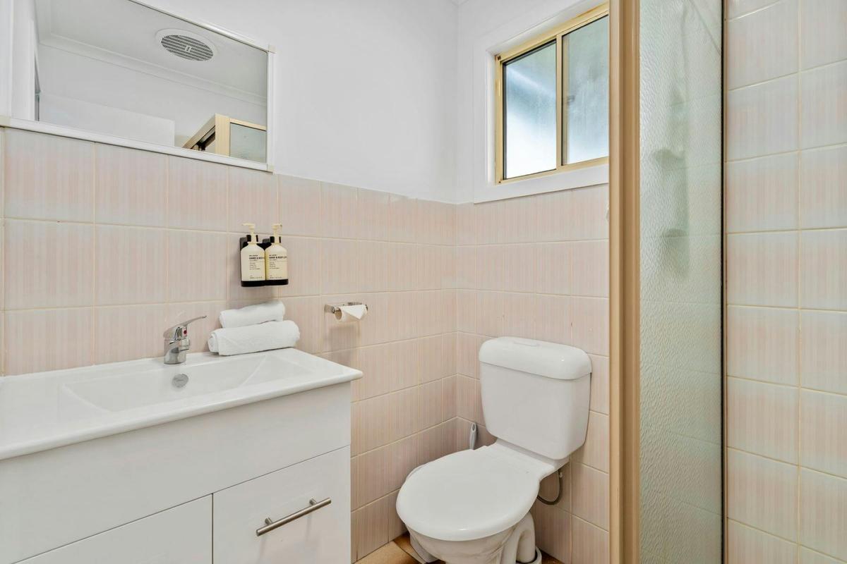 1 Bedroom Budget Cabin Bathroom