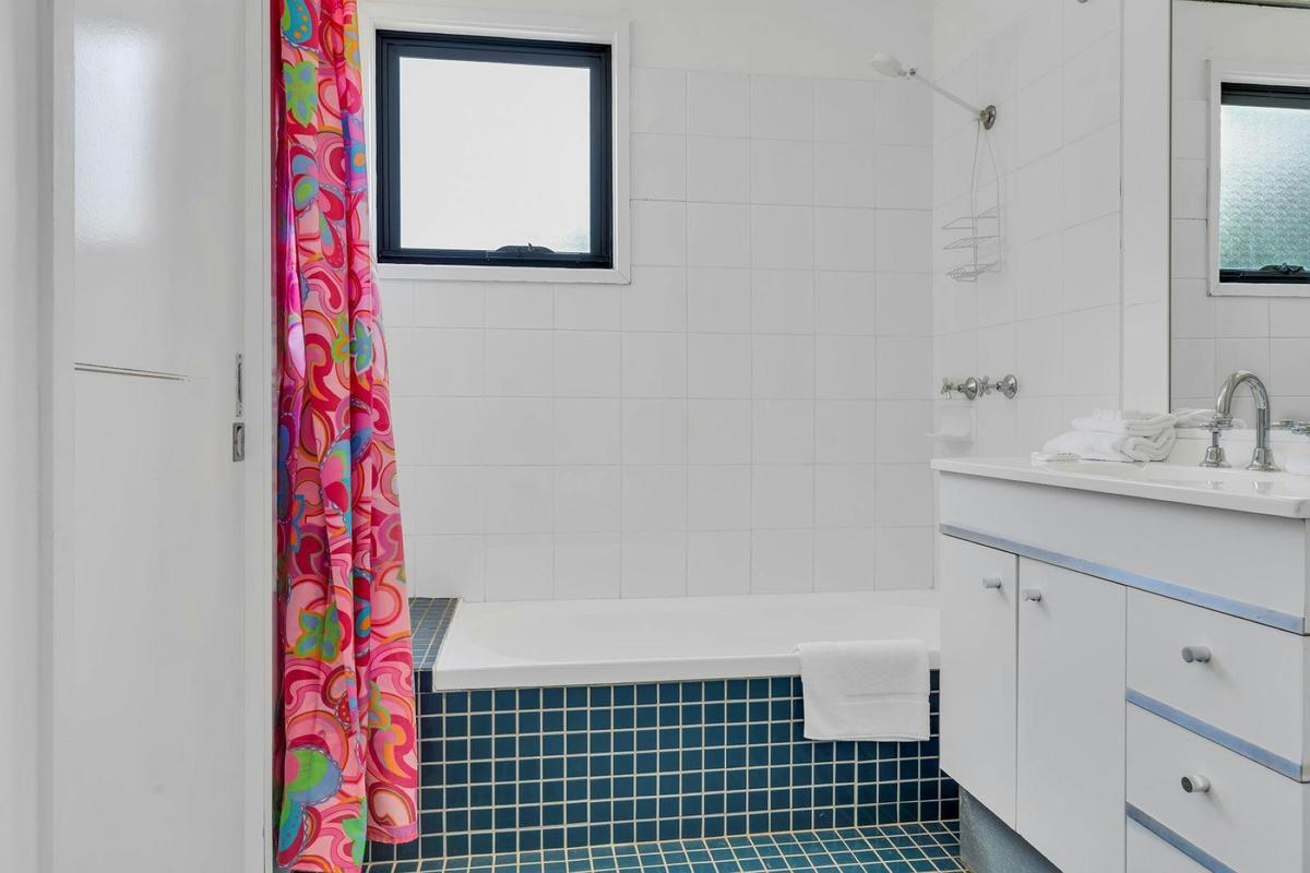 Group Accommodation - 4 Bed Lodge bathroom