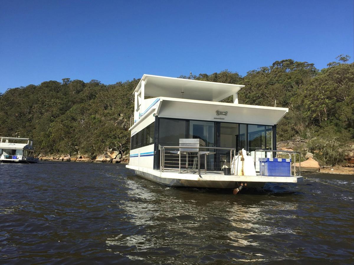 Luxury Afloat Houseboats and River Cottages