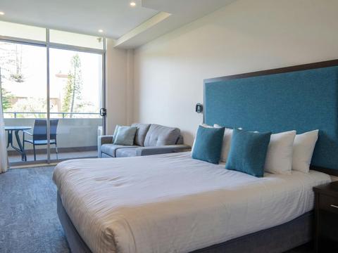 Queen Bed with Sofa and Balconyq