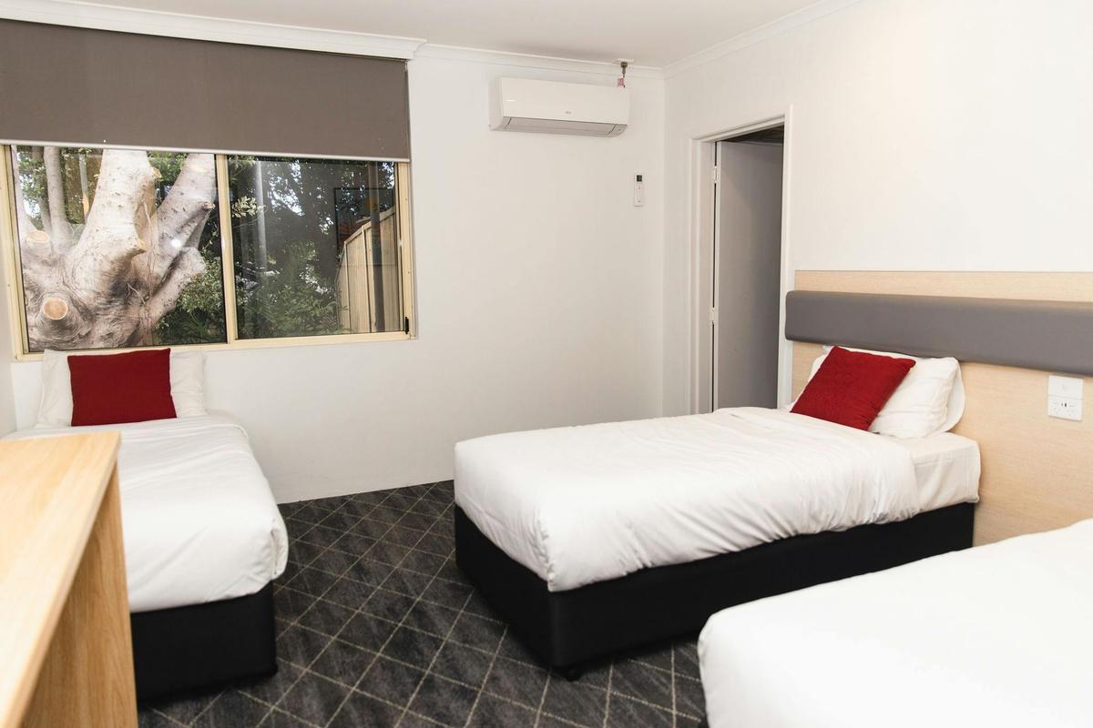 Lakeview Hotel Motel Family room