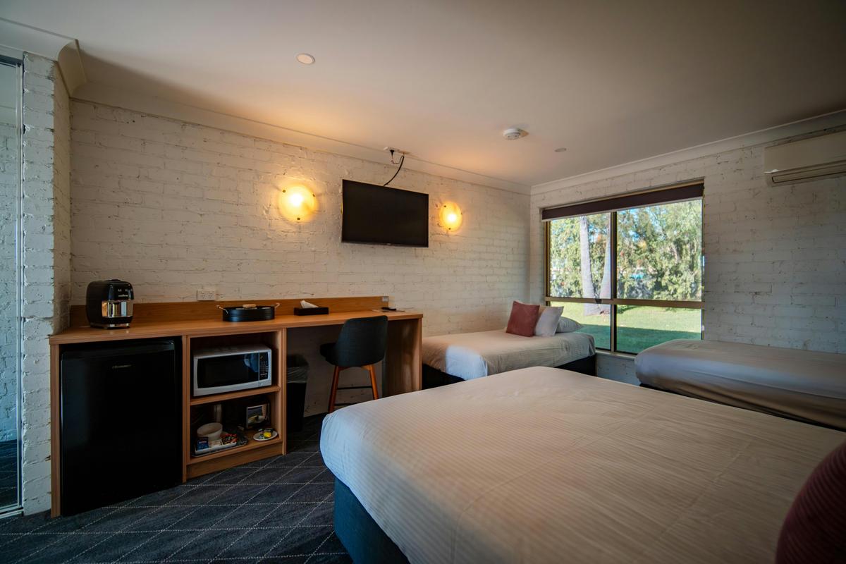 Queen + single + Trundle