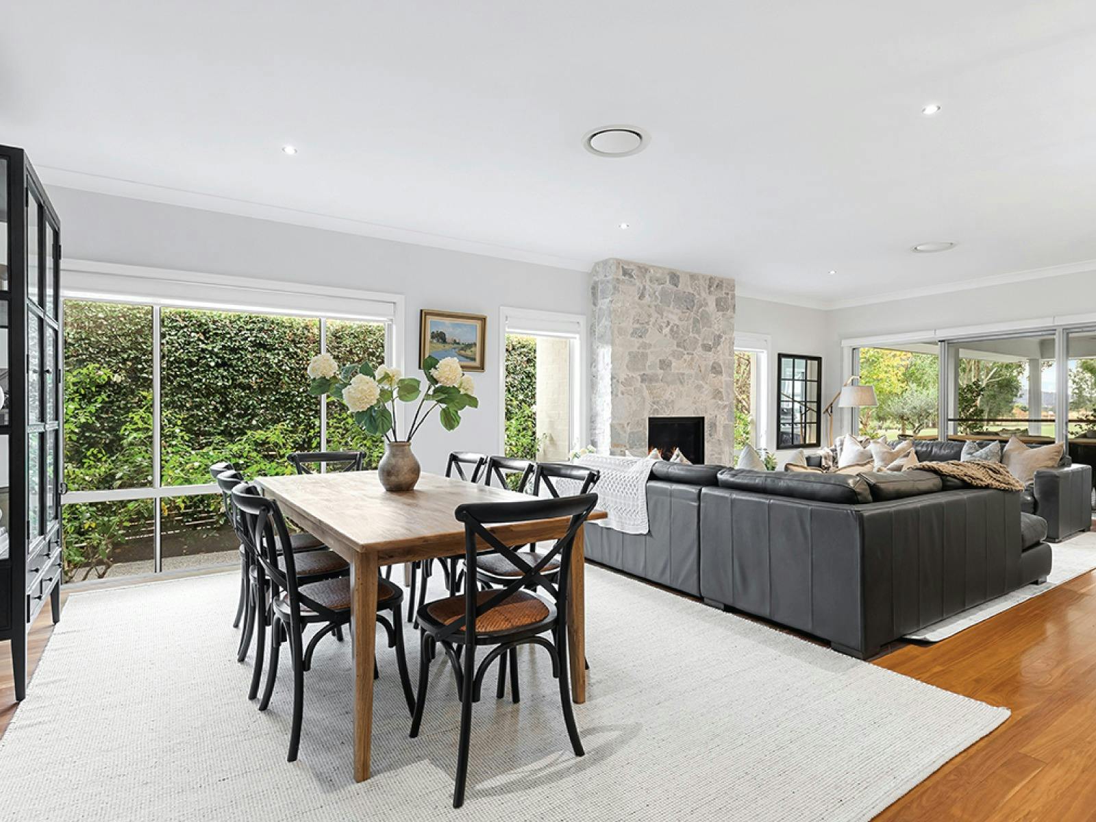 Lakeview Villa dining area
