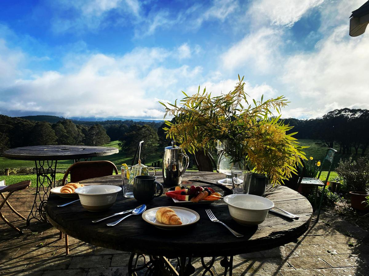 Breakfast tastes better with fresh mountain air and views like this 🫖☀️ The valley’s calling — and