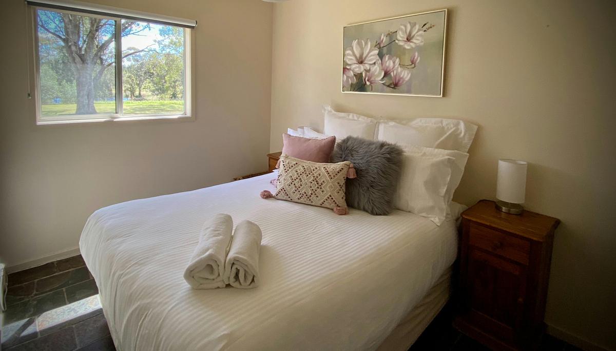 Bedroom with vineyard views in Merlot Cottage