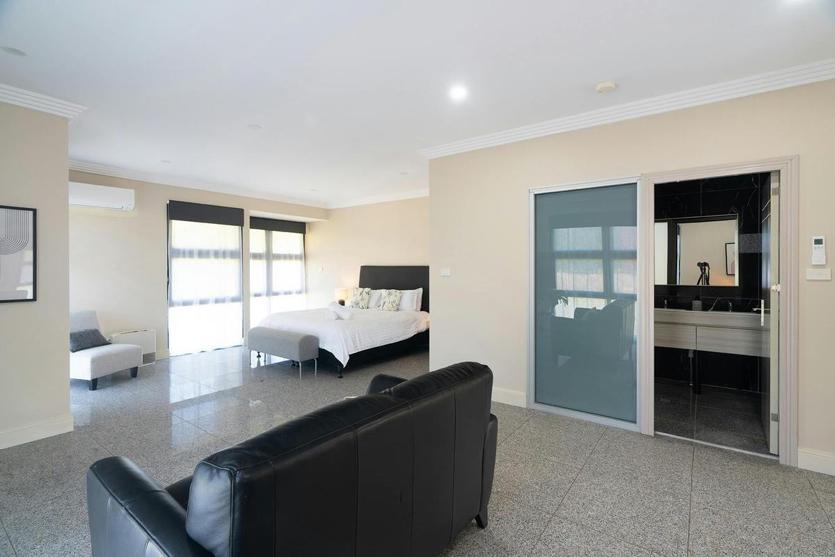 Suite 1 - King