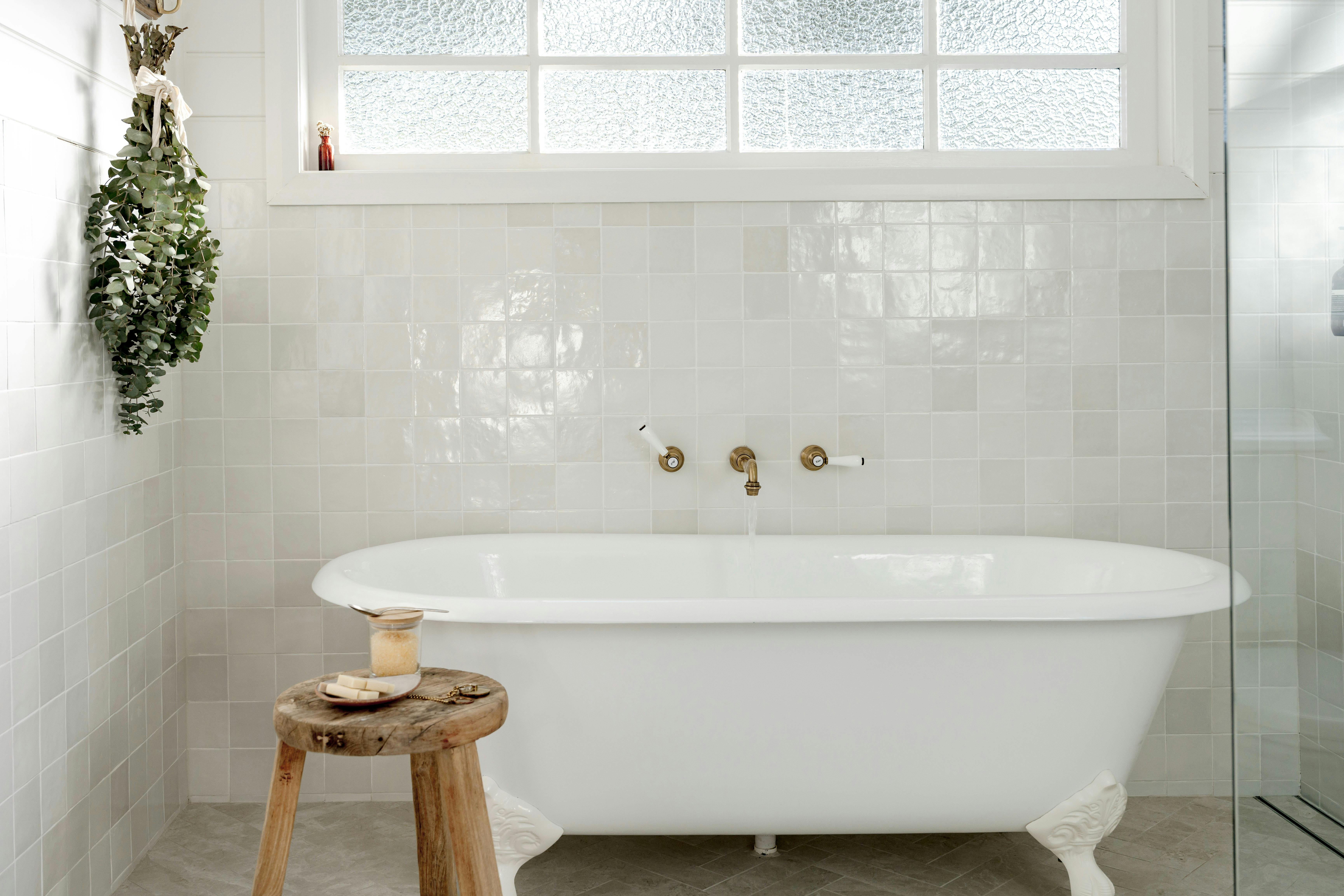 Delightful clawfoot bath and endless hotwater