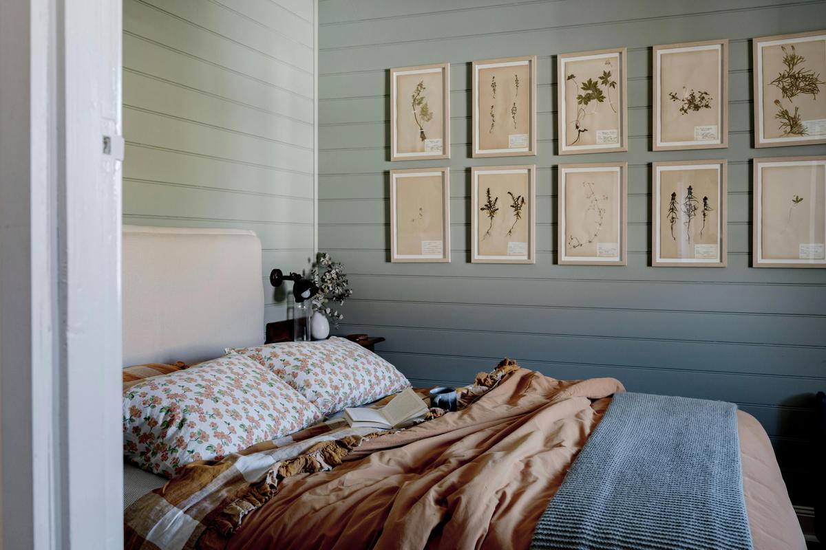 Sweet country style and luxuary linens make it so cosy