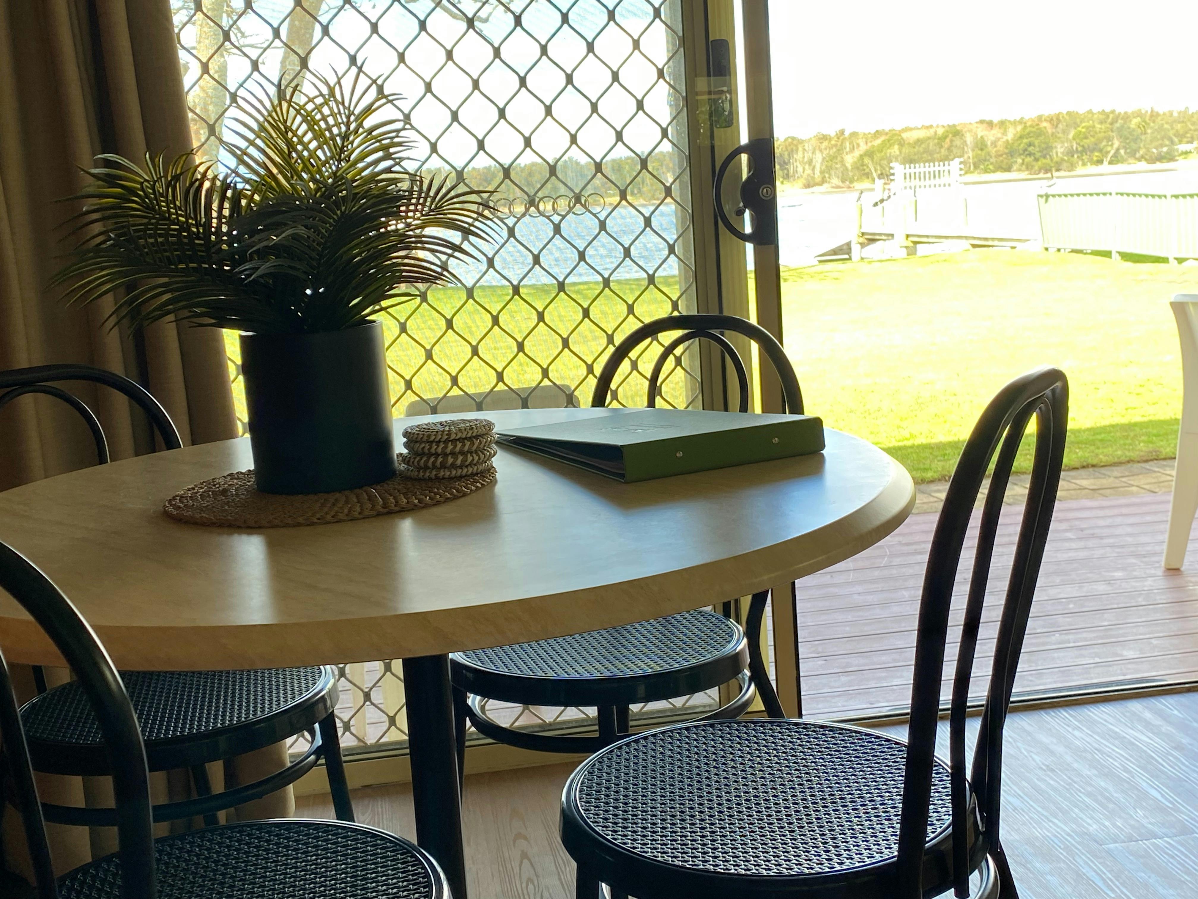 Magnificent view from all cabins. Eat inside or outside.