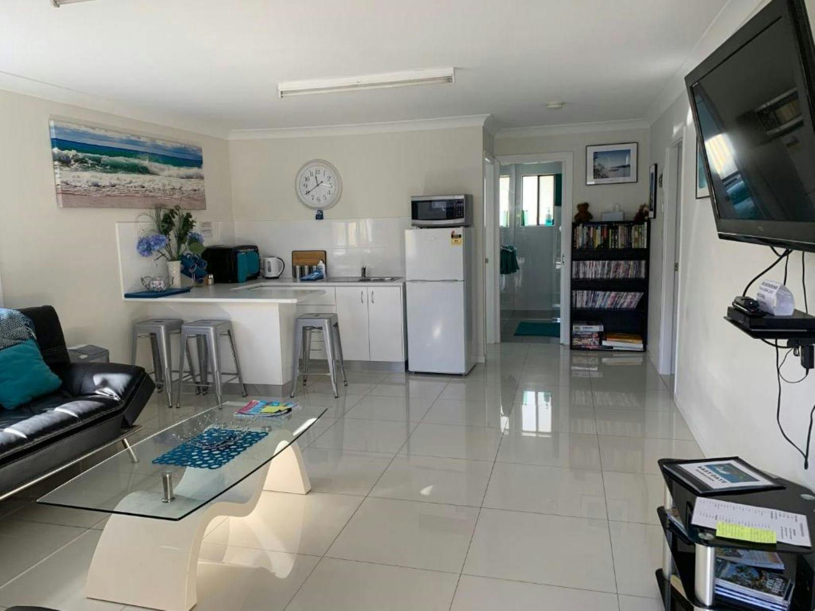 Lazy Dayz Shellharbour - Living & Kitchen area