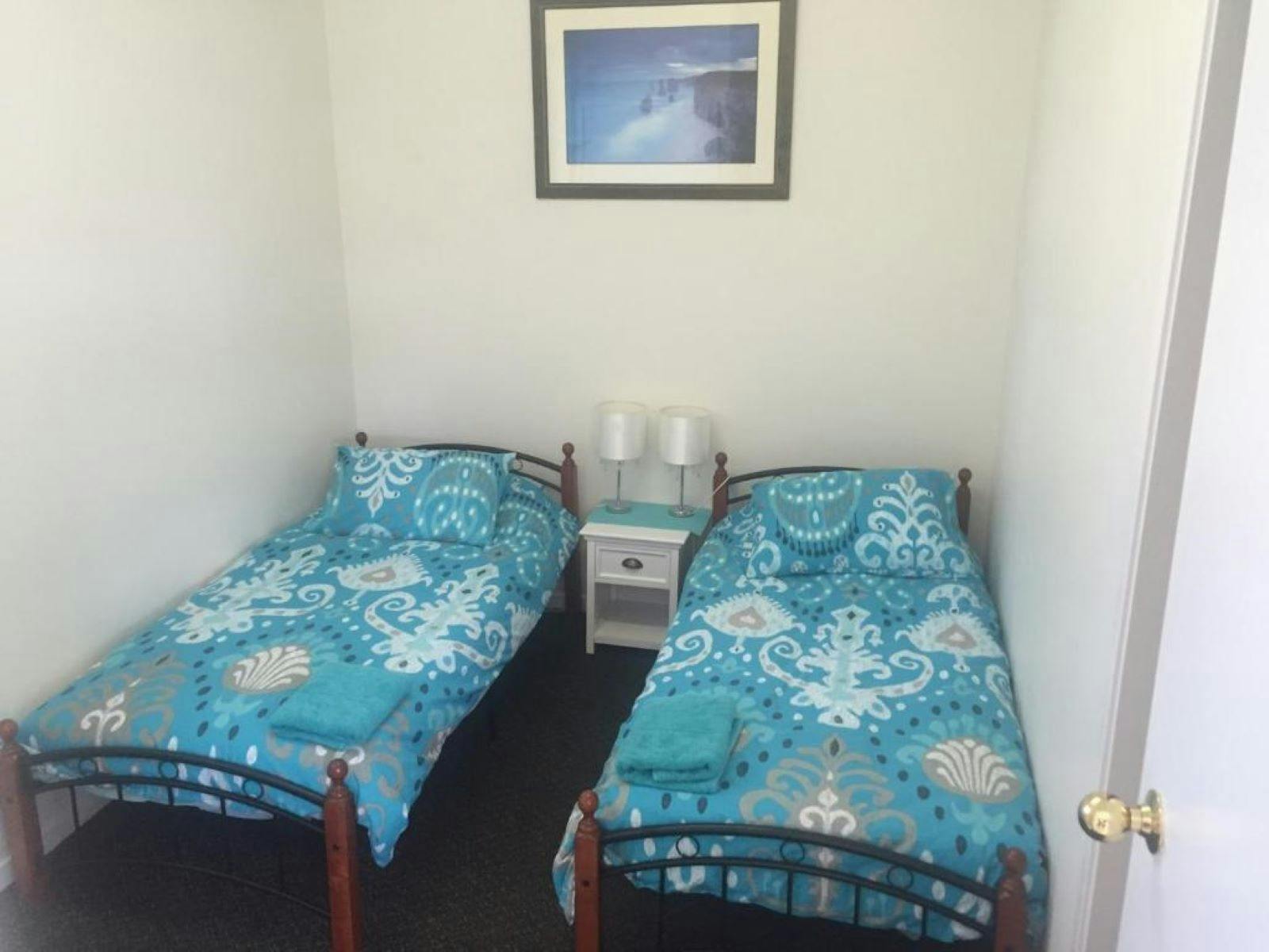 Lazy Dayz Shellharbour - Bedroom 2 - two single beds
