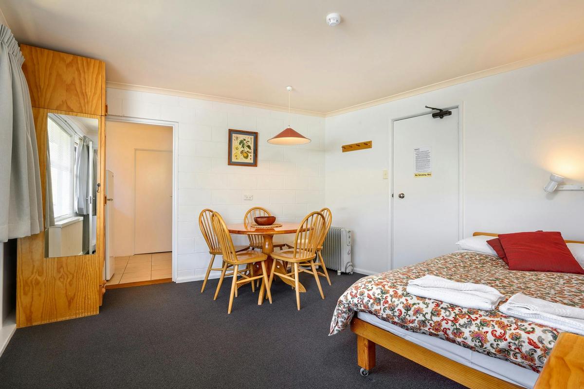 Bedsitting room Family Unit