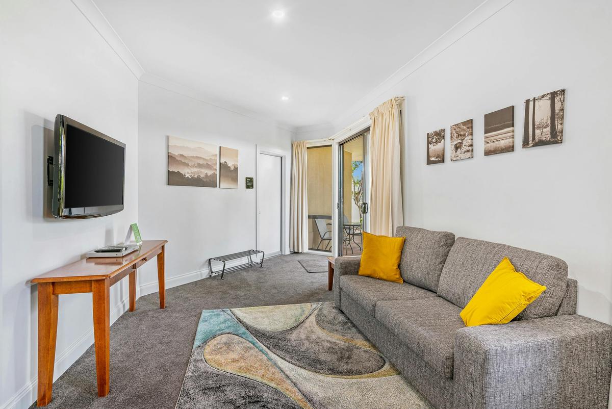 Living Room - 1 Bedroom Apartment Leisure Inn Pokolbin