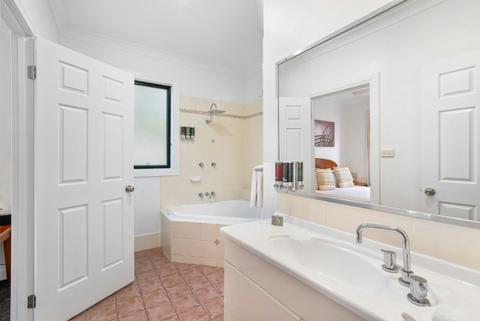Bathroom - 1 Bedroom Apartment