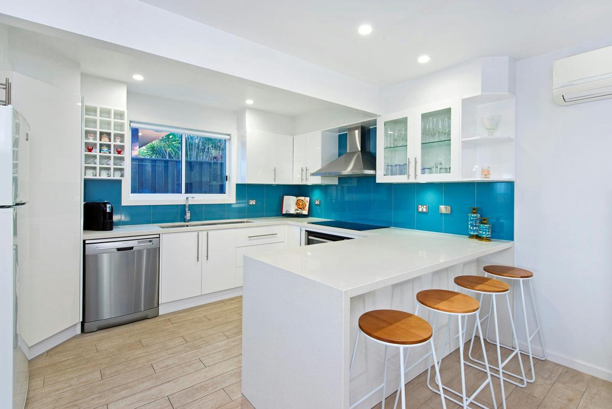 Middle Rock Beach House - Absolute Beachfront