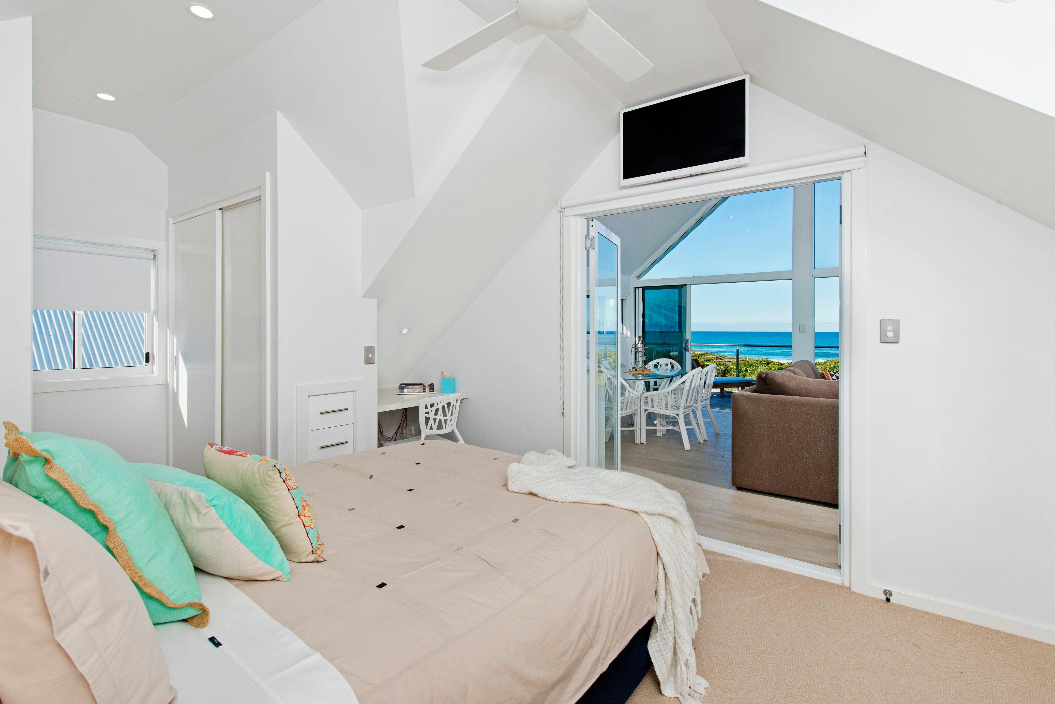 Middle Rock Beach House - Absolute Beachfront