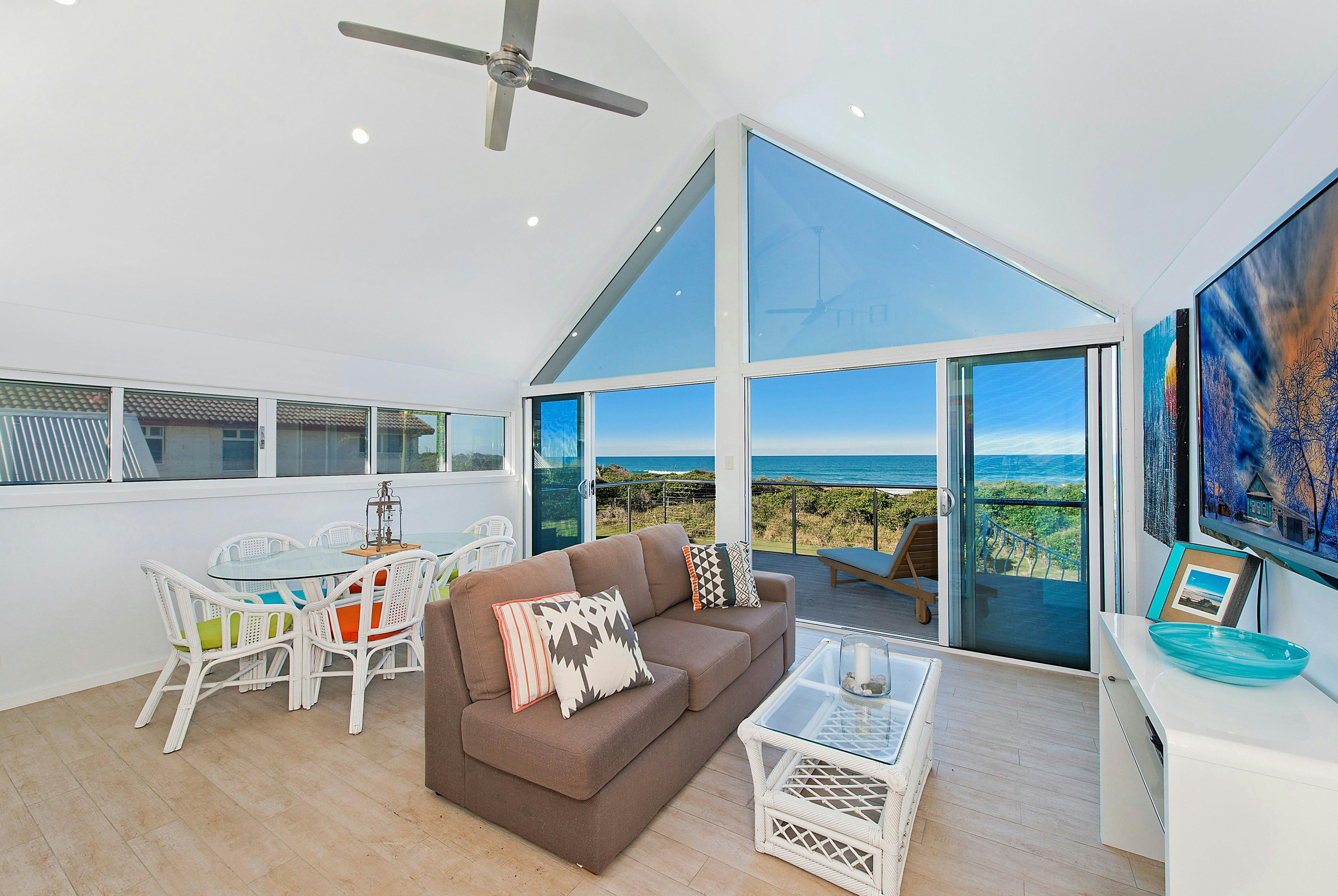 Middle Rock Beach House - Absolute Beachfront