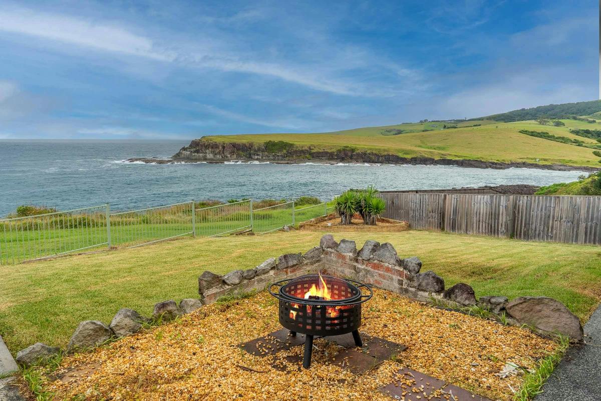 Outdoor fire pit