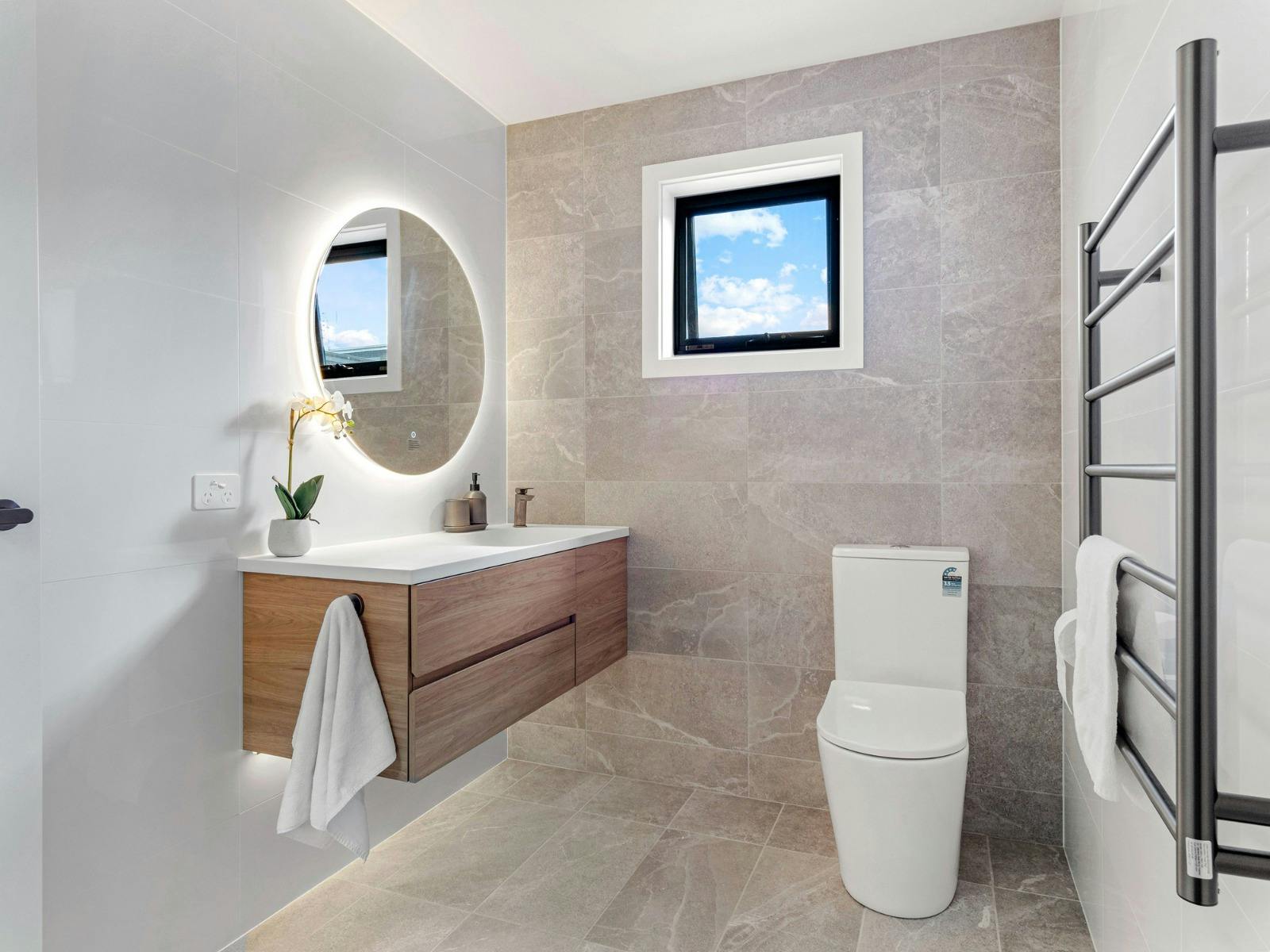 Main bathroom - heated floors - modern look - touch light mirror