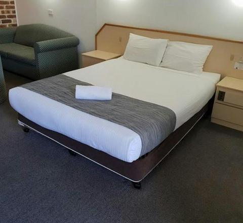 Moonraker Queen Room