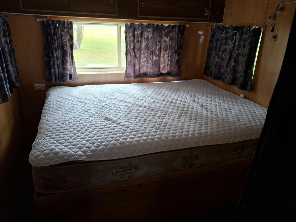 Queen room