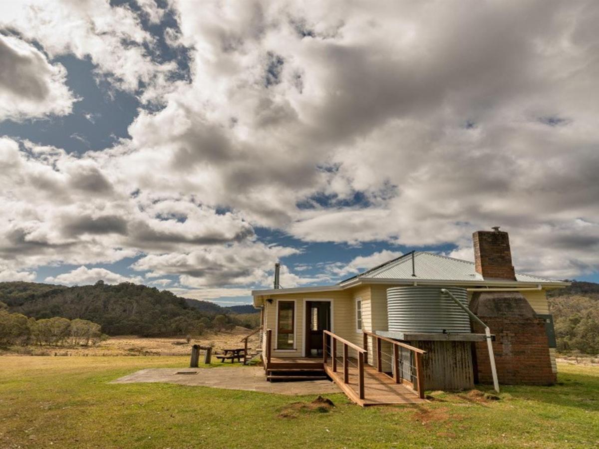 The exterior of Mooraback Cabin in Werrkimbe National Park. Photo: David Waugh &copy; DPE
