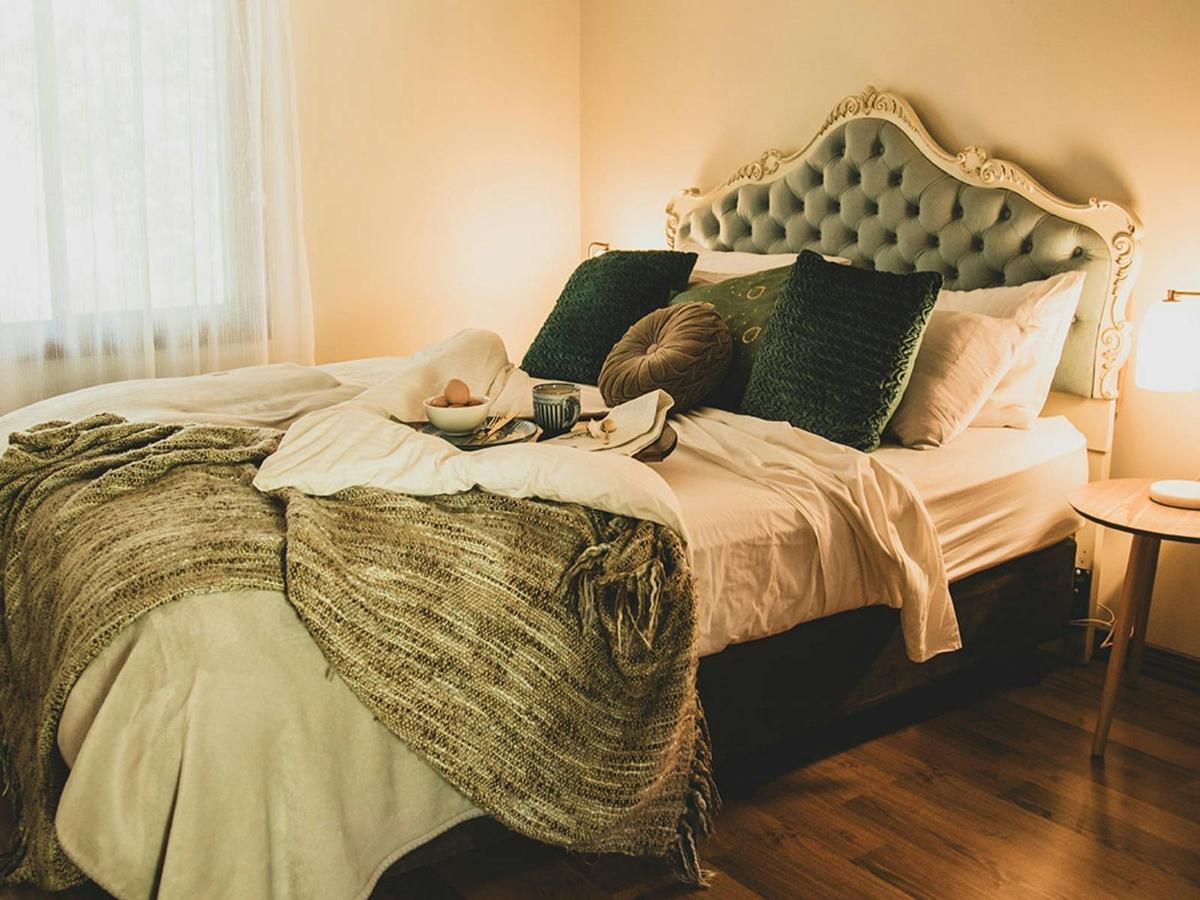 Master bedroom of Moonshiner Cottage