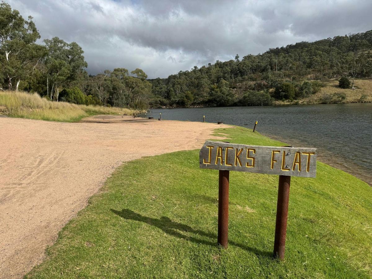 Waterfront camping at Jack's Flat Lake Lyell Recreation Park