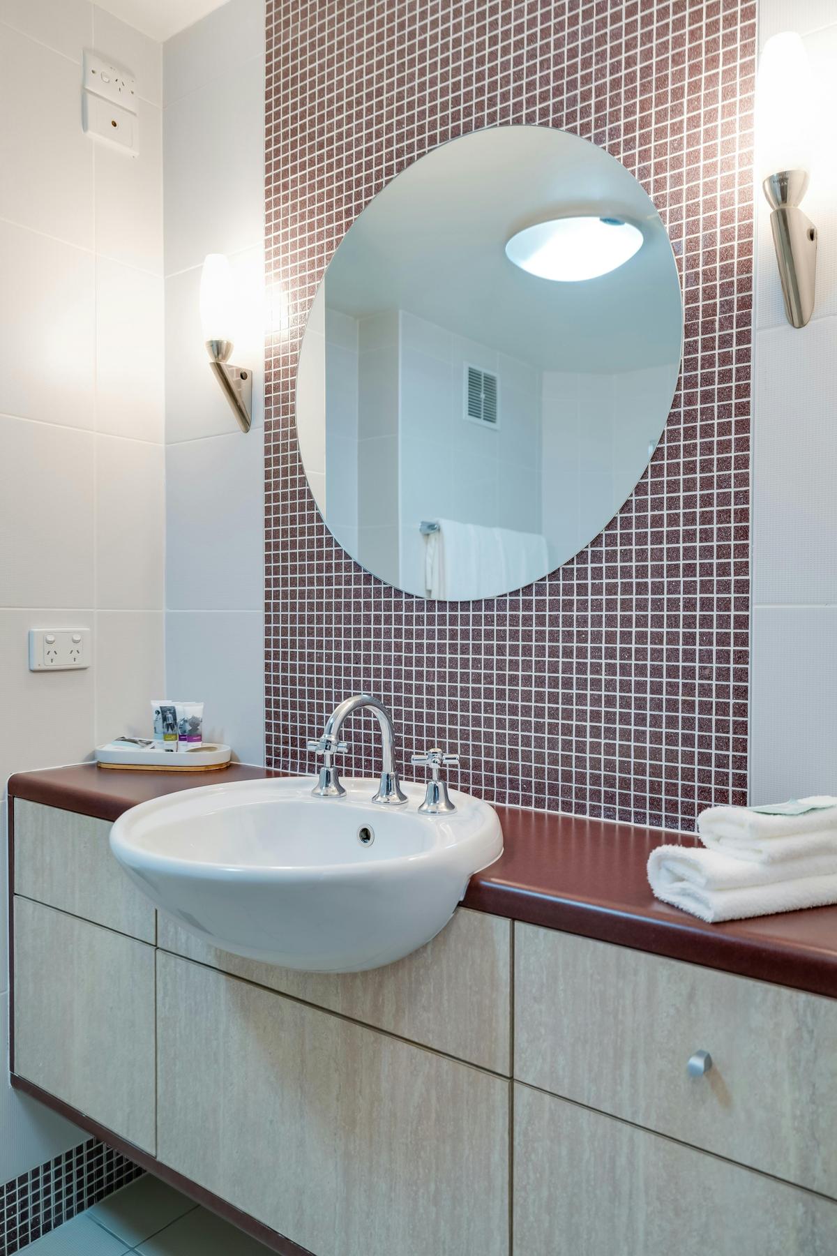 Deluxe Queen Spa Suite