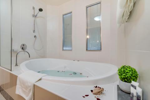 Deluxe Queen Spa Suite